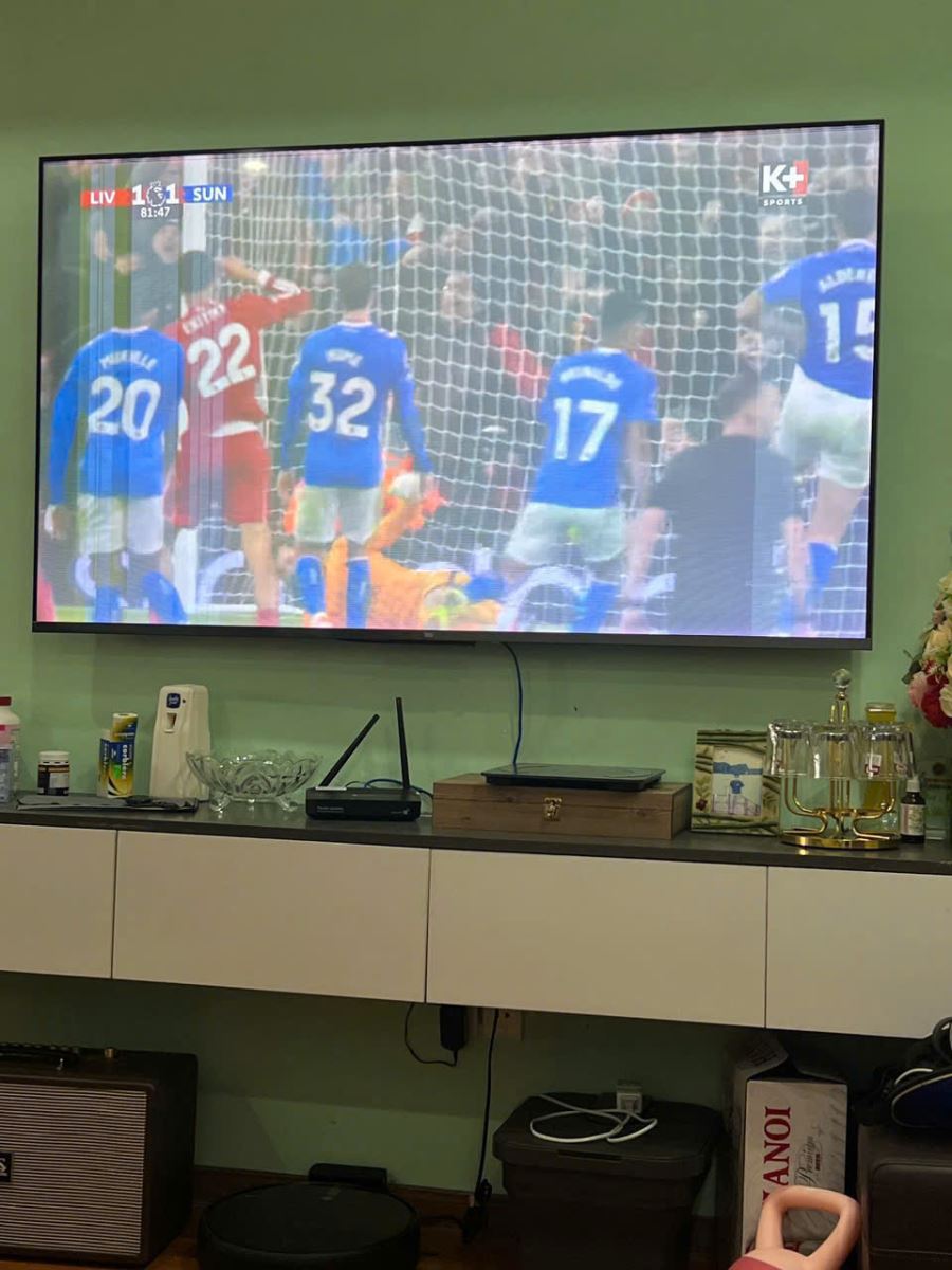 Thợ sửa tivi tại nhà Hà Nội đang kiểm tra bo mạch