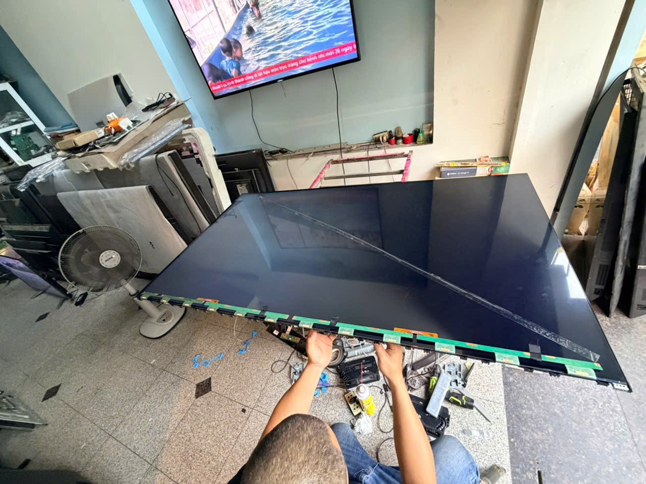 Thay màn hình tivi Hisense bị vỡ
